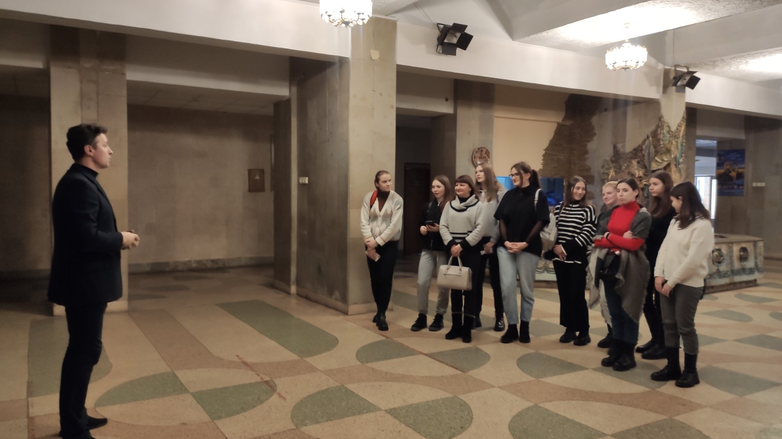 «За лаштунками театру»